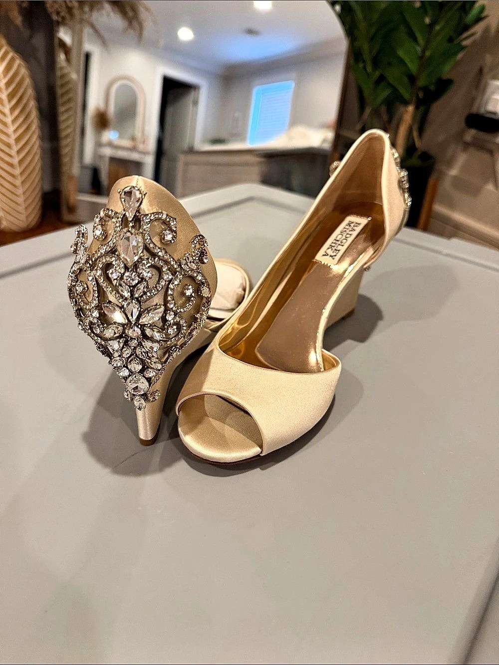 Badgley Mischka Meagan Peep Toe Heels Ivory satin US 7.5 New